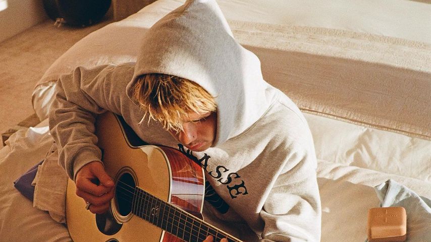 Cruz Beckham spielt Gitarre