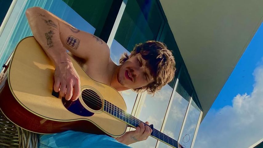 Cruz Beckham spielt an Weihnachten Gitarre