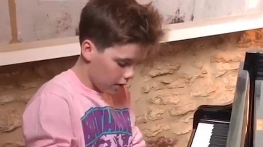 Der junge Cruz Beckham spielt Klavier