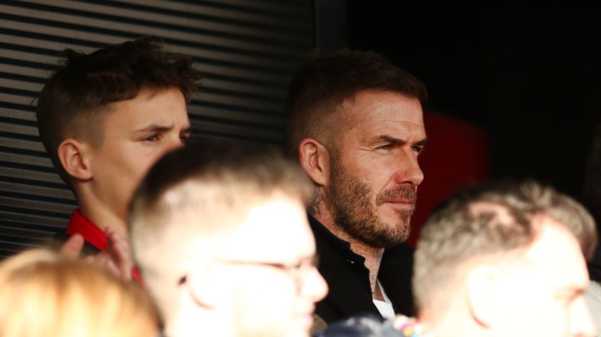 Cruz Beckham und David Beckham auf der Zuschauertribüne