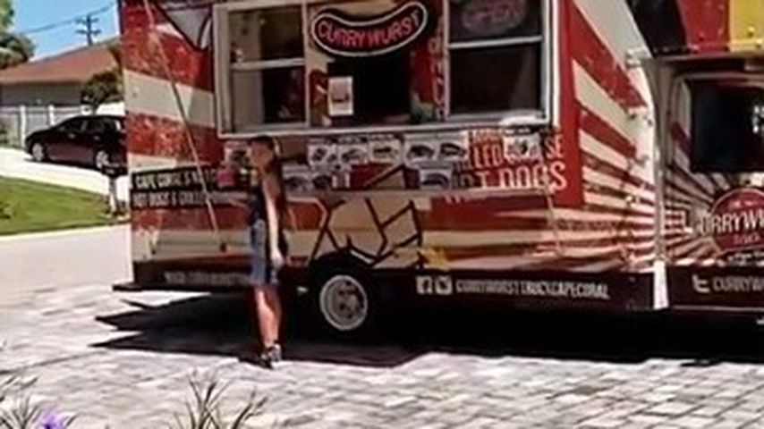 Currywurst-Truck in der Einfahrt von Michael Wendler und Laura Müller