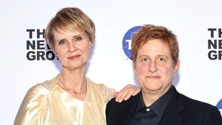 Cynthia Nixon mit Ehefrau Christine Marinoni bei einer Gala, 2024