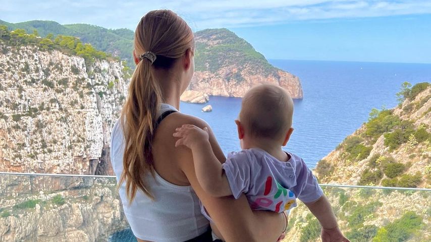 Dagi Bee mit ihrem Sohn, September 2022
