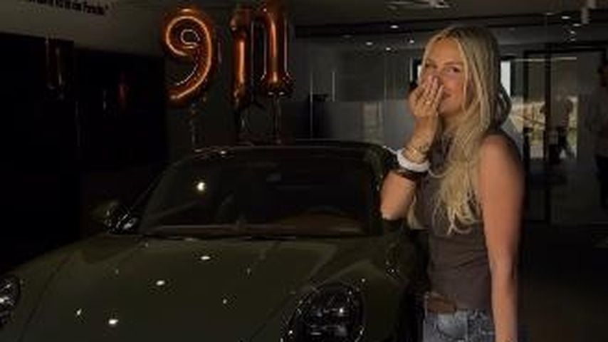 Dagi Bee mit ihrer Birkin-Bag vor ihrem neuen Porsche, Juli 2026