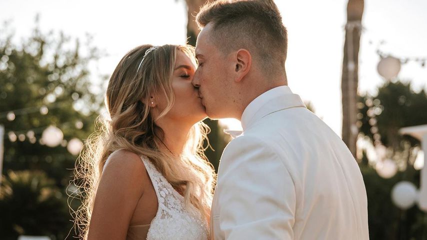 Dagi Bee und Ehemann Eugen küssen sich bei ihrer Hochzeit