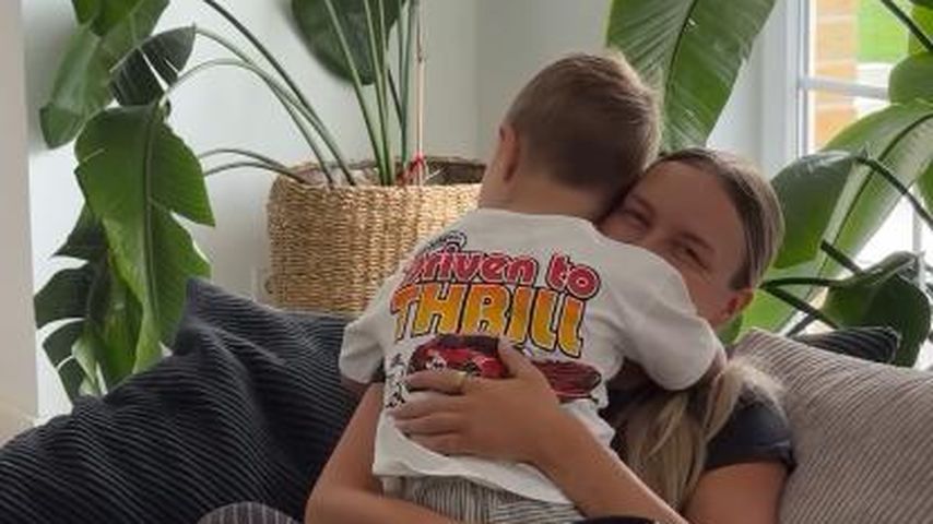 Dagi Bee zeigt ihre Sonntag-Morgenroutine mit Söhnchen Nelio