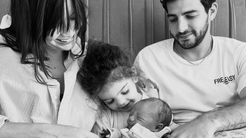 Daisy Lowe, Jordan Saul und Tochter Ivy mit ihrem Neugeborenen, August 2026