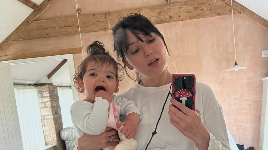 Daisy Lowe mit ihrer Tochter Ivy, 2024