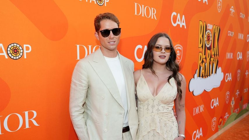 Ava Phillippe und ihr Freund Dakota strahlen auf Premiere