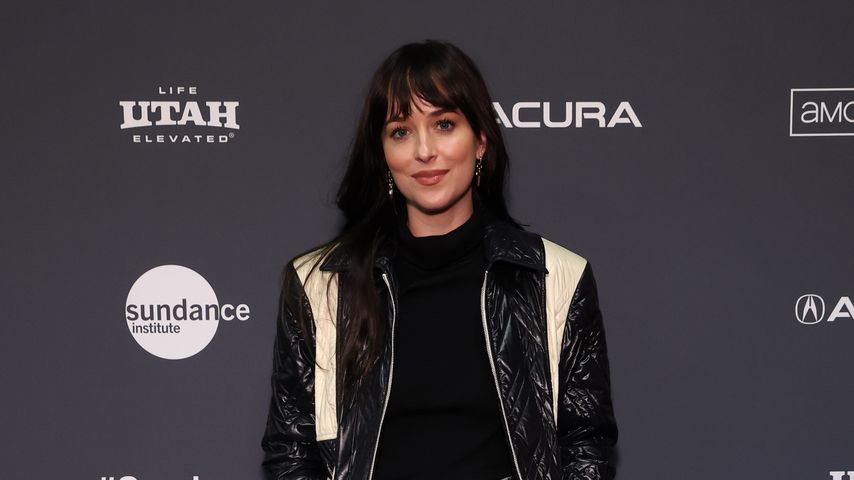 In Jeans: Dakota Johnson posiert lässig auf dem Red Carpet