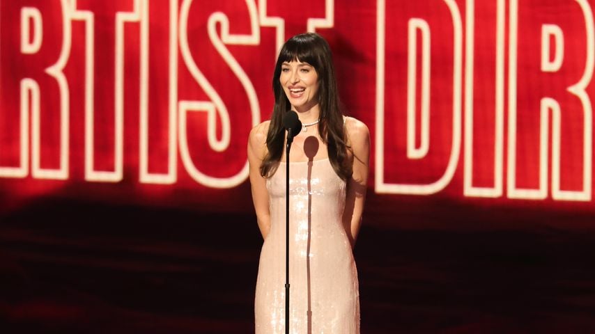 Dakota Johnson sorgt bei den VMAs ohne BH für Aufsehen