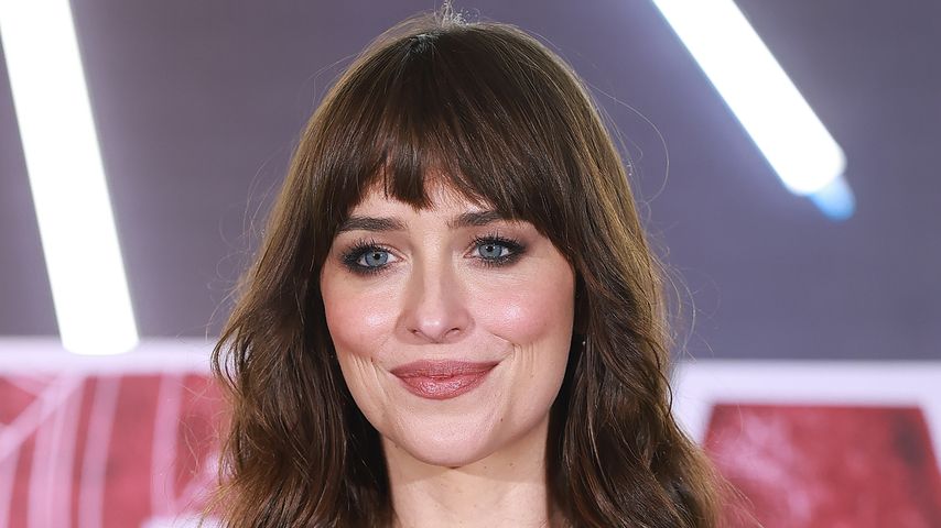 Dakota Johnsons Kleid ist in einer Live-Talkshow gerissen!