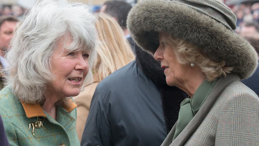 Dame Jilly Cooper und Königin Camilla beim Cheltenham Festival im März 2015