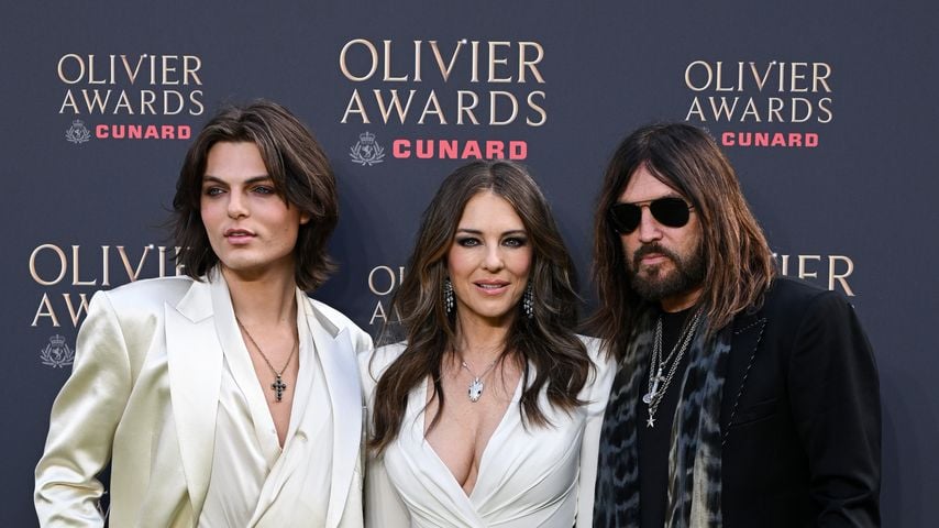 Damian Hurley, Elizabeth Hurley und Billy Ray Cyrus bei den Olivier Awards 2026 in der Royal Albert Hall, London