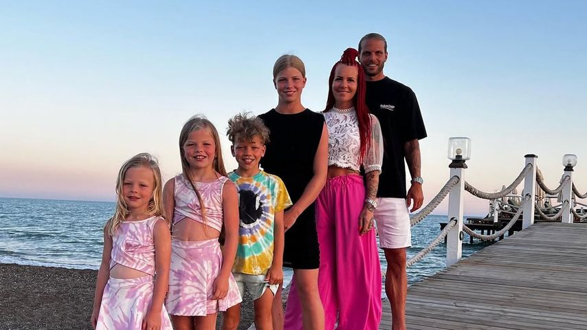 Dana und Dennis Diekmeier mit ihren Kindern, Juni 2023