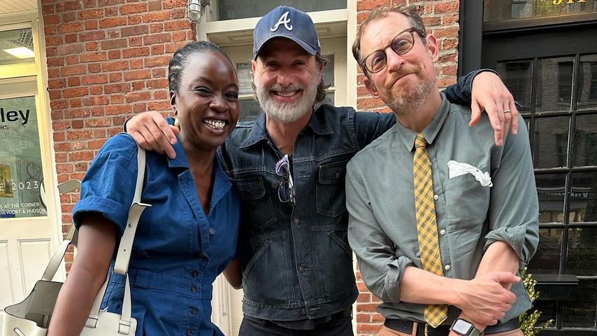Danai Gurira und Andrew Lincoln mit "The Walking Dead"-Produzent Scott Gimpler