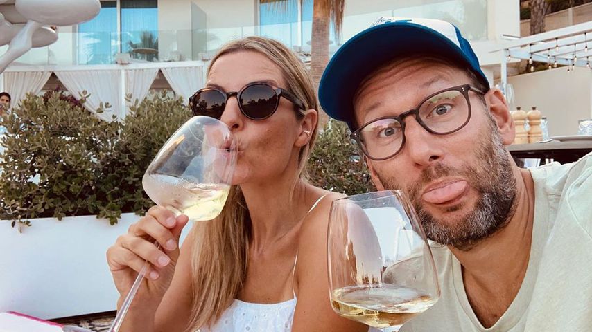 Sprecher Simon verbringt Flitterwochen auf "Love Island"