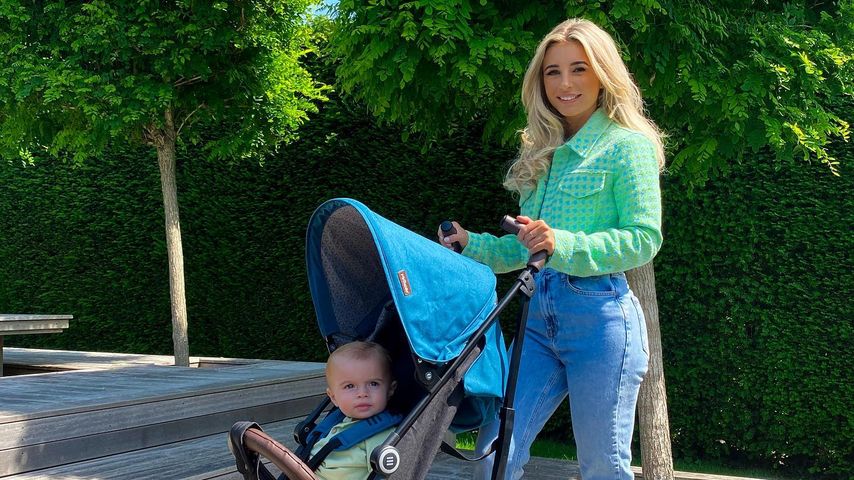 Dani Dyer und ihr Sohn im Juli 2022