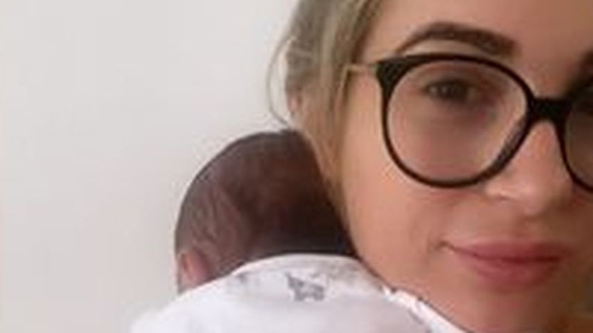 Dani Dyer (r.) mit ihrem Baby