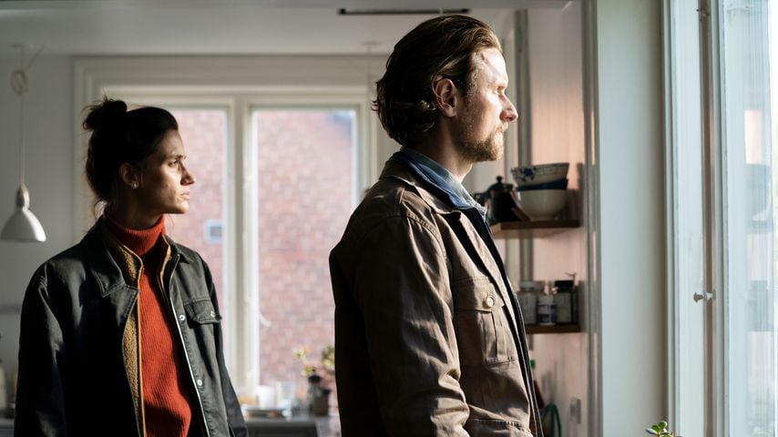 Danica Ćurčić und Mikkel Boe Følsgaard in "Der Kastanienmann" Staffel 2