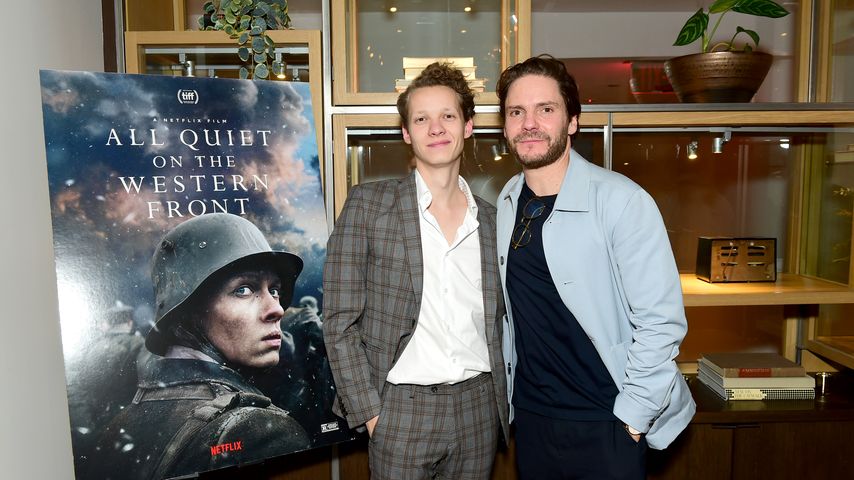 Daniel Brühl und Felix Kammerer im Dezember 2022