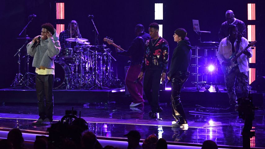Daniel Caesar, Giveon und Justin Bieber bei den Grammys 2022