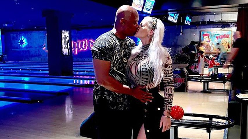 Daniel Charlier und Sophia Vegas in einem Bowling-Center in Kalifornien
