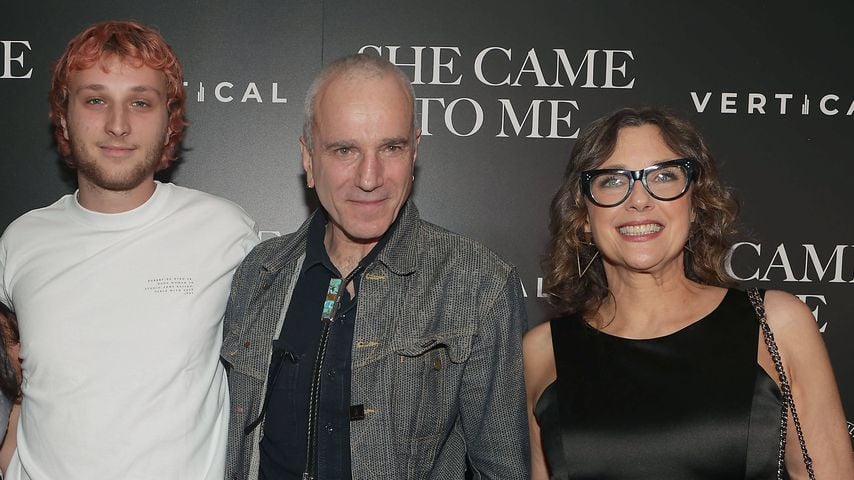 Daniel Day-Lewis mit seinem Sohn Roan und seiner Frau Lydia, Oktober 2023