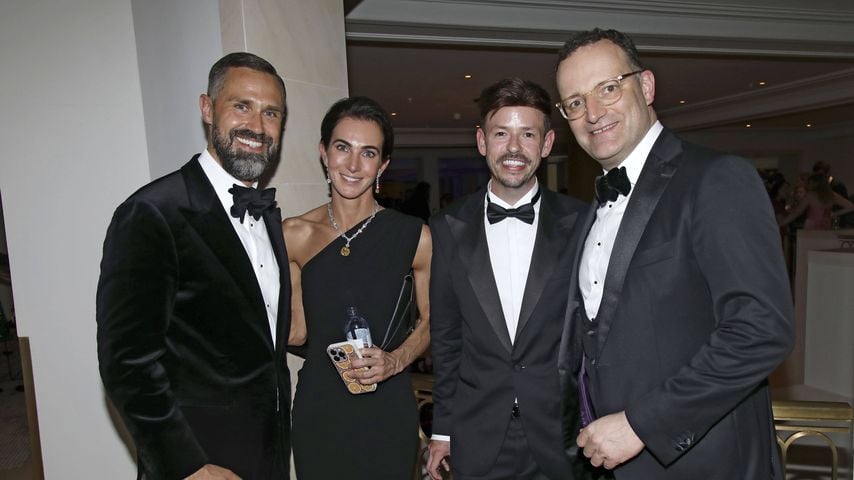 Beim 73. Bundespresseball 2026 im Hotel Adlon Kempinski: Daniel Funke, Lisa Müller, Michael James Murphy und Jens Spahn
