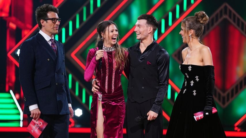 Daniel Hartwich, Ann-Kathrin Bendixen, Mikael Tatarkin und Victoria Swarovski bei "Let's Dance"