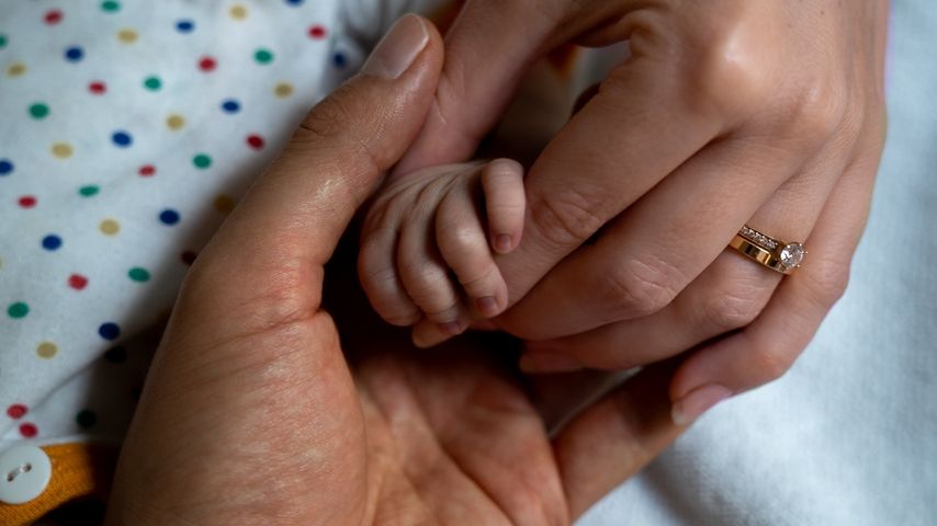 Daniel Lott mit der Hand seiner Tochter
