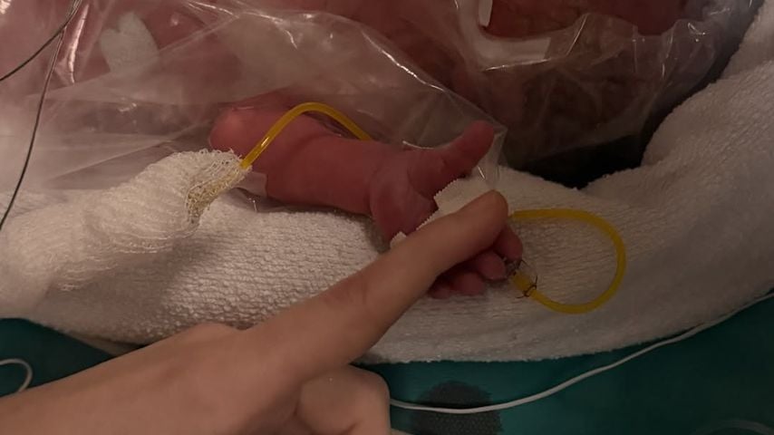 Daniel Lott mit seinem neugeborenen Sohn Leo, Februar 2026