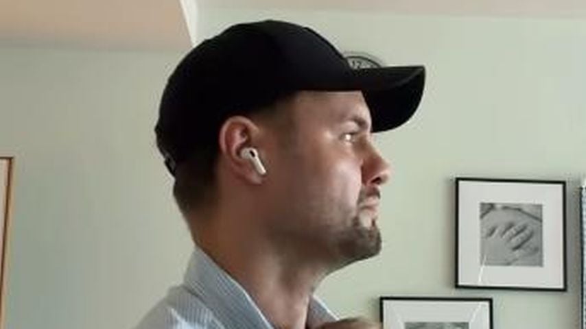Influencer Daniel Lott mit Sohn Leo im Arm