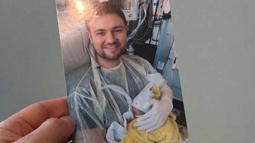 "Schönster Moment": Daniel Lott darf Leo erstmals halten