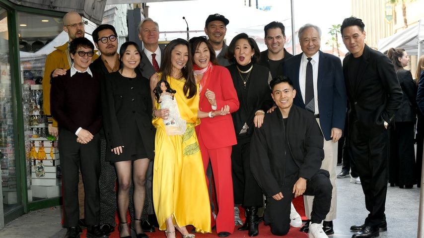 Michelle Yeoh feiert ihren Walk-of-Fame-Stern mit Ke Huy Quan, Awkwafina, Sandra Oh, Ang Lee, Daniel Kwan, Daniel Scheinert und weiteren Wegbegleitern