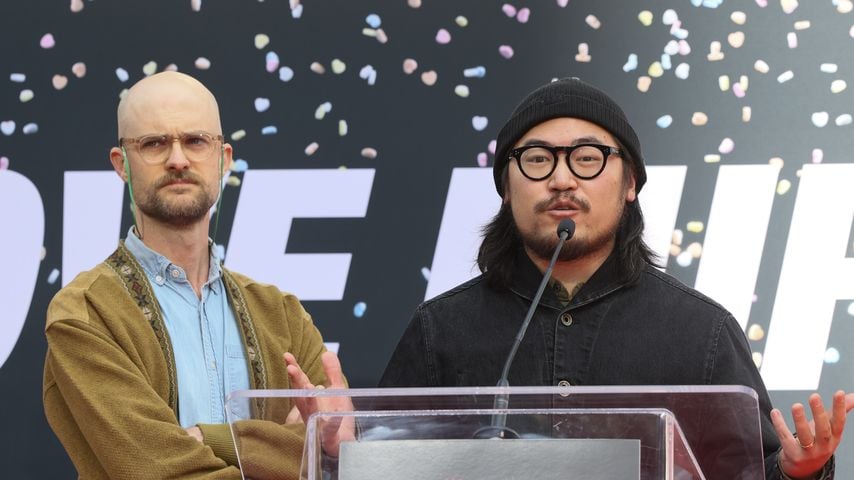 Daniel Scheinert und Daniel Kwan bei der Hand- und Fußabdruck-Zeremonie für Ke Huy Quan, Februar 2025