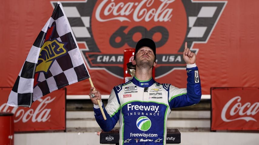 Daniel Suarez feiert den Sieg beim Coca-Cola 600 in Charlotte, Mai 2026