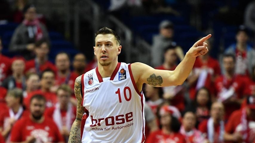 Daniel Theis jubelt im Pokalfinale für Brose Bamberg gegen den FC Bayern München in der Mercedes-Benz Arena Berlin