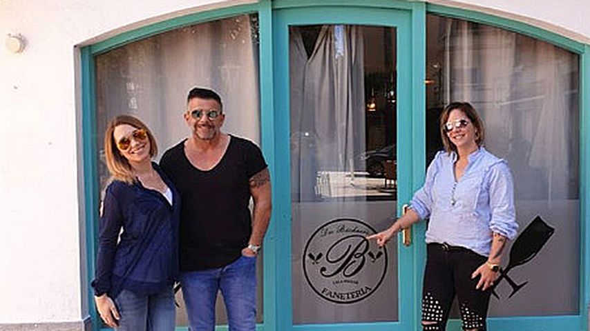 Daniela Büchner mit Tamara und Marco Gülpen im April 2019 vor ihrer Faneteria