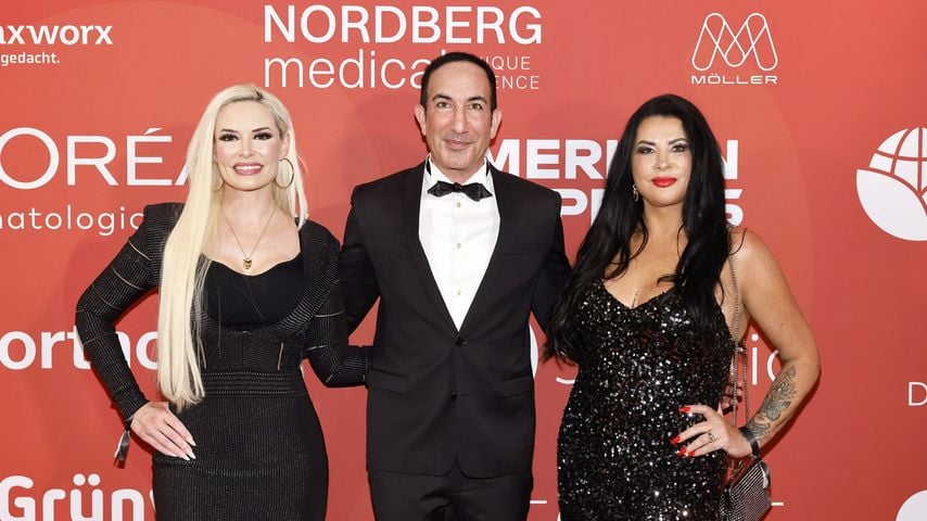 Daniela Katzenberger, Dr. Afschin Fatemi und Iris Katzenbeger bei der Spendengala der Umbrella-Stiftung im Hyatt Regency Düsseldorf