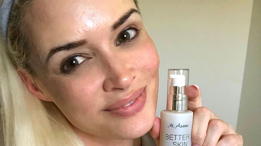 Daniela Katzenberger mit einem Haut-Serum