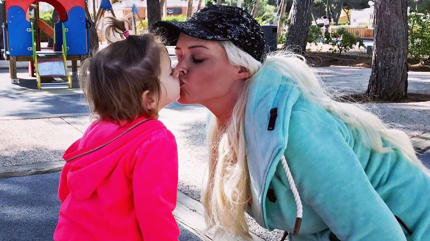 Daniela Katzenberger teilt süßen Kuss-Throwback mit Sophia