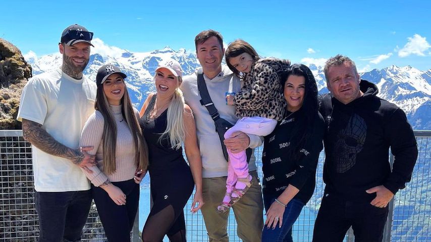 Alle auf einem Foto: Die Katze mit Familie auf Schweiz-Tour