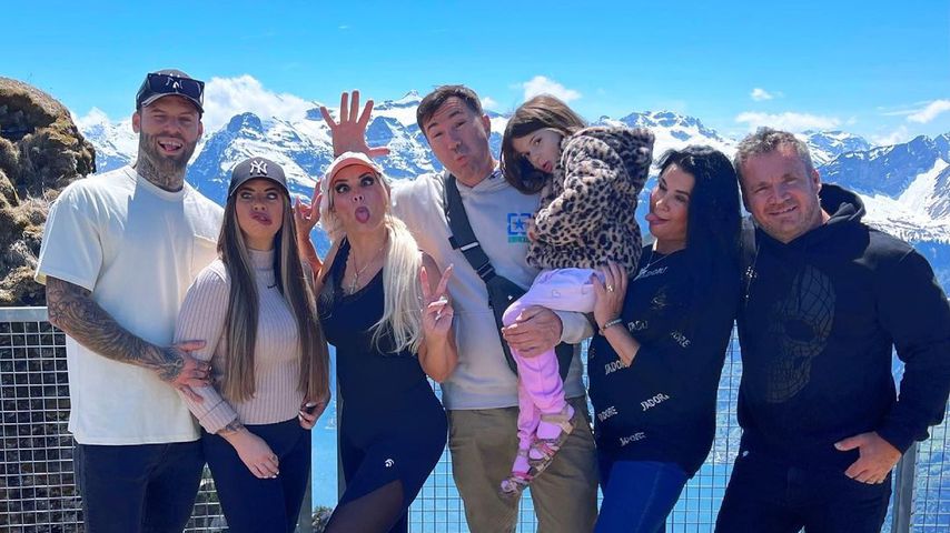 Daniela Katzenberger (3.v.l.) posiert mit ihrer Familie, Mai 2021