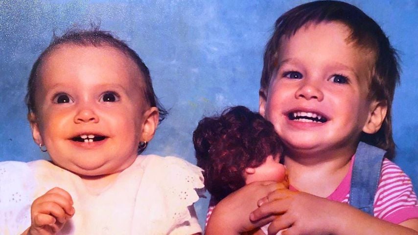 Daniela Katzenberger posiert zusammen mit ihrem Bruder 1988