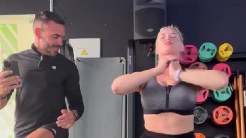 Daniela Katzenberger mit ihrem Trainer beim Sport