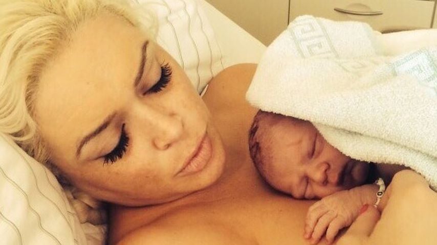Daniela Katzenberger und ihre Tochter Sophia kurz nach der Geburt