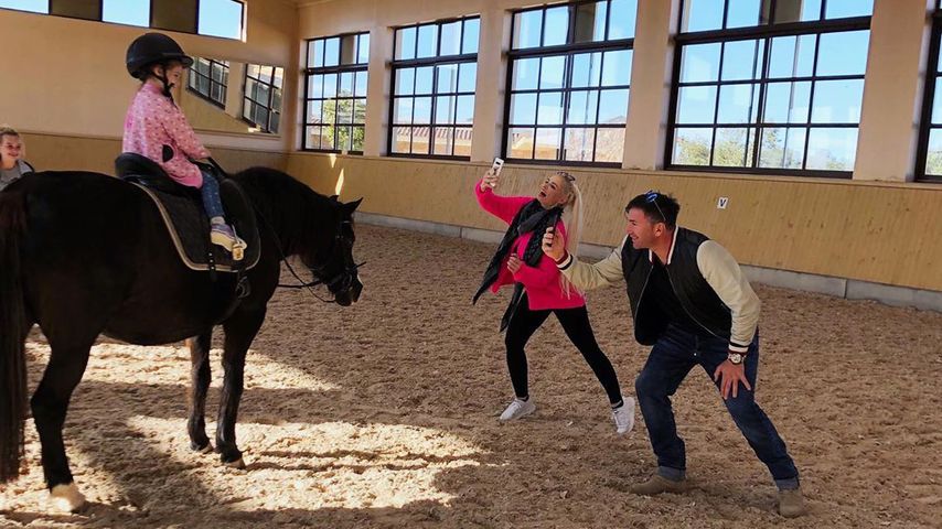 Sophia lernt Reiten: Die Katze und Lucas sind mächtig stolz