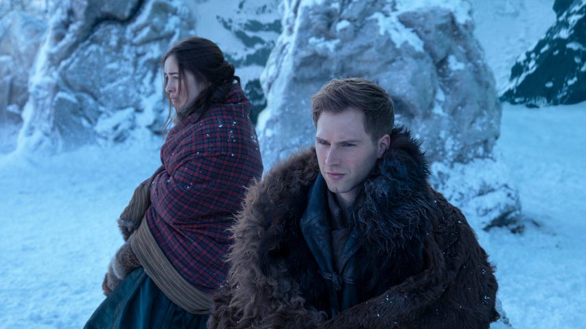 Danielle Galligan und Calahan Skogman in "Shadow And Bone"