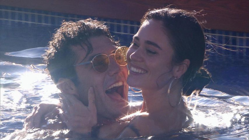 Danilo und Melissa im Pool